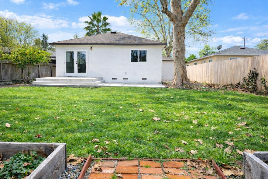 Building Photo - 1030 Lincoln St