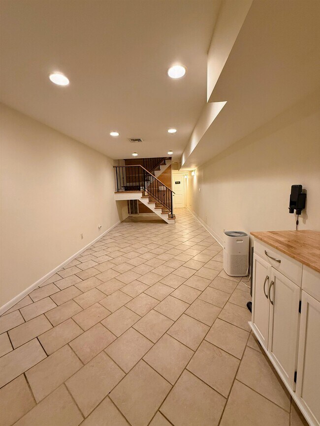 Building Photo - 8 Carroll Pl