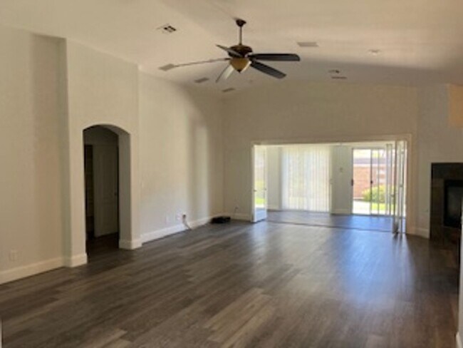 Building Photo - Beautiful Spacious Single story Home in Allen Manor