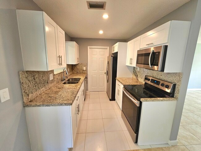 Building Photo - 329 NE Cullman Ct