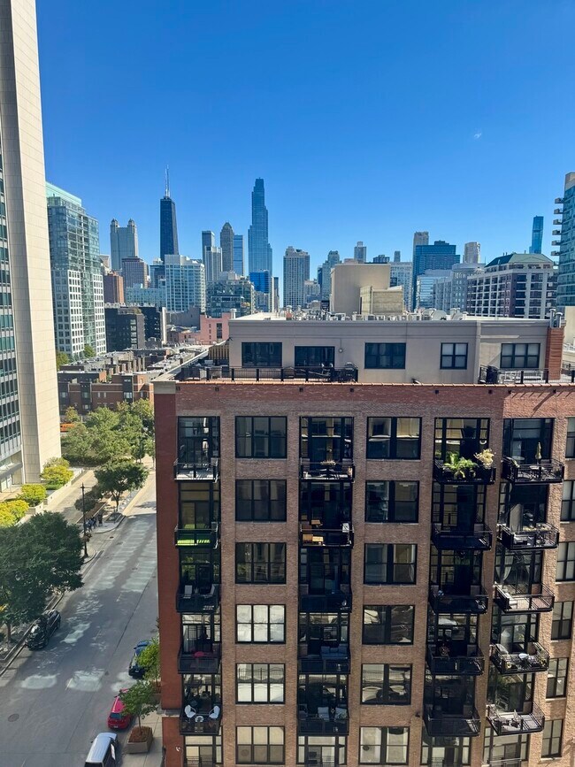 Building Photo - 720 N Larrabee St