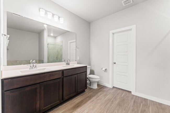 Building Photo - 818 Deerhurst Ln