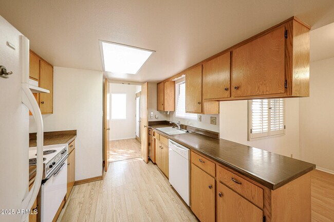 Building Photo - 2324 West Myrtle Ave