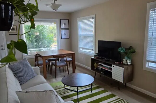 Building Photo - Spacious & Updated 2 BR / 1 BA Home in North Oakland – Move-In Ready!