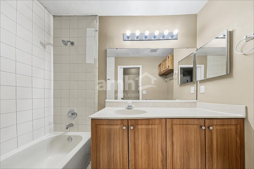 Building Photo - 1428 Abberton Dr