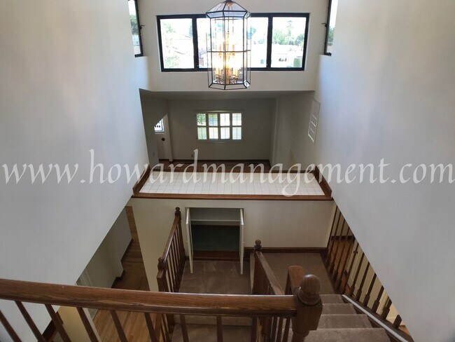 Building Photo - Two story home with newer central A/C in the Mar Vista Hills. Large kitchen, family room, and lar...