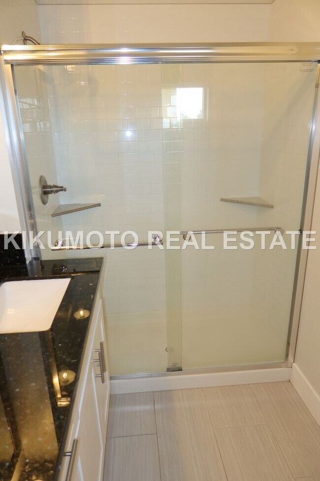 Building Photo - Modern & Elegant Tri-level home in the Riverside Terrance Community