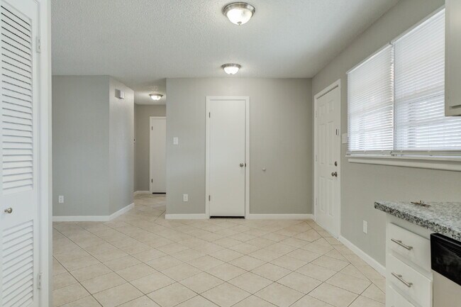 Building Photo - Wonderful 3/2/1 in Central Lubbock!