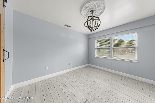 Building Photo - 719 6th St