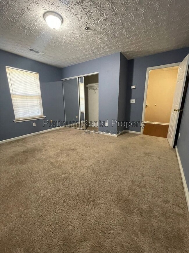 Building Photo - 244 Village Square Dr