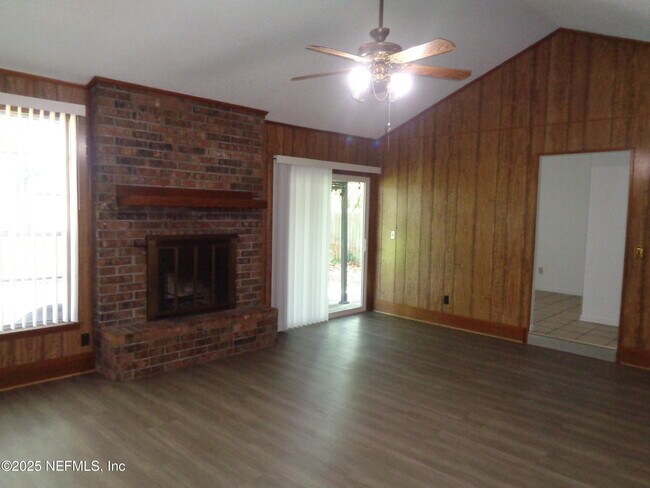 Building Photo - 812 Maplewood Ln