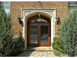 Building Photo - Spacious 2 Bed 1 Bath Condo in University of Washington District.