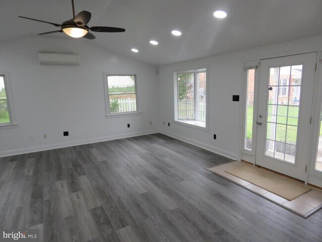 Building Photo - 6261 Patrick Henry Ct