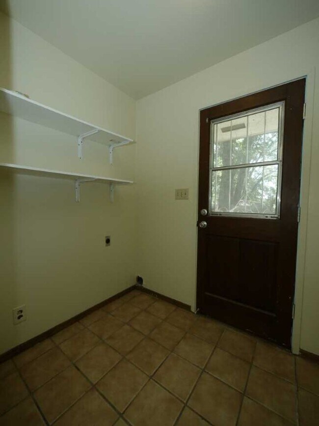 Building Photo - 703 Deer Ln