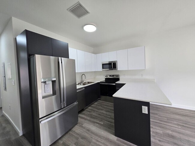 Building Photo - Eagle Trace Townhomes | 3BR/3.5BA | 2.3 Miles to UF– New Construction