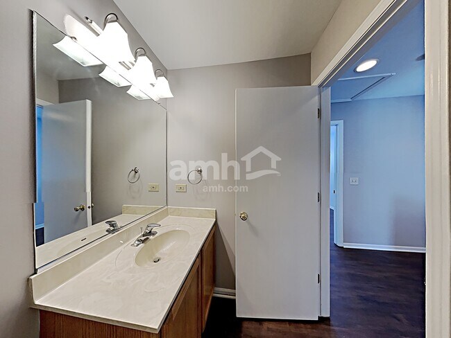 Building Photo - 5756 Emerald Pointe Drive