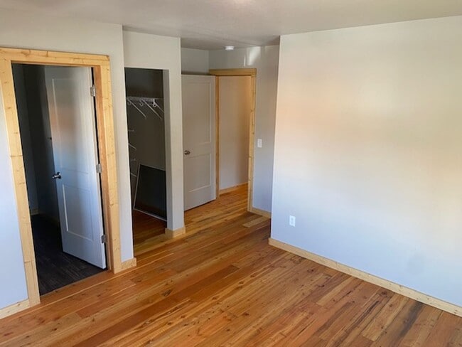 Building Photo - Newer Build - Immaculate 4-5 bed 3.5 Bath Townhouse