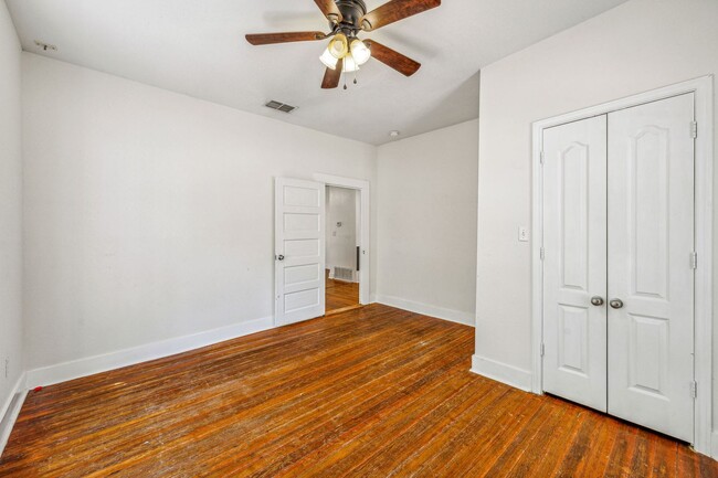 Building Photo - 562 N Race