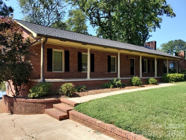 Building Photo - 614 Carolina Ave S