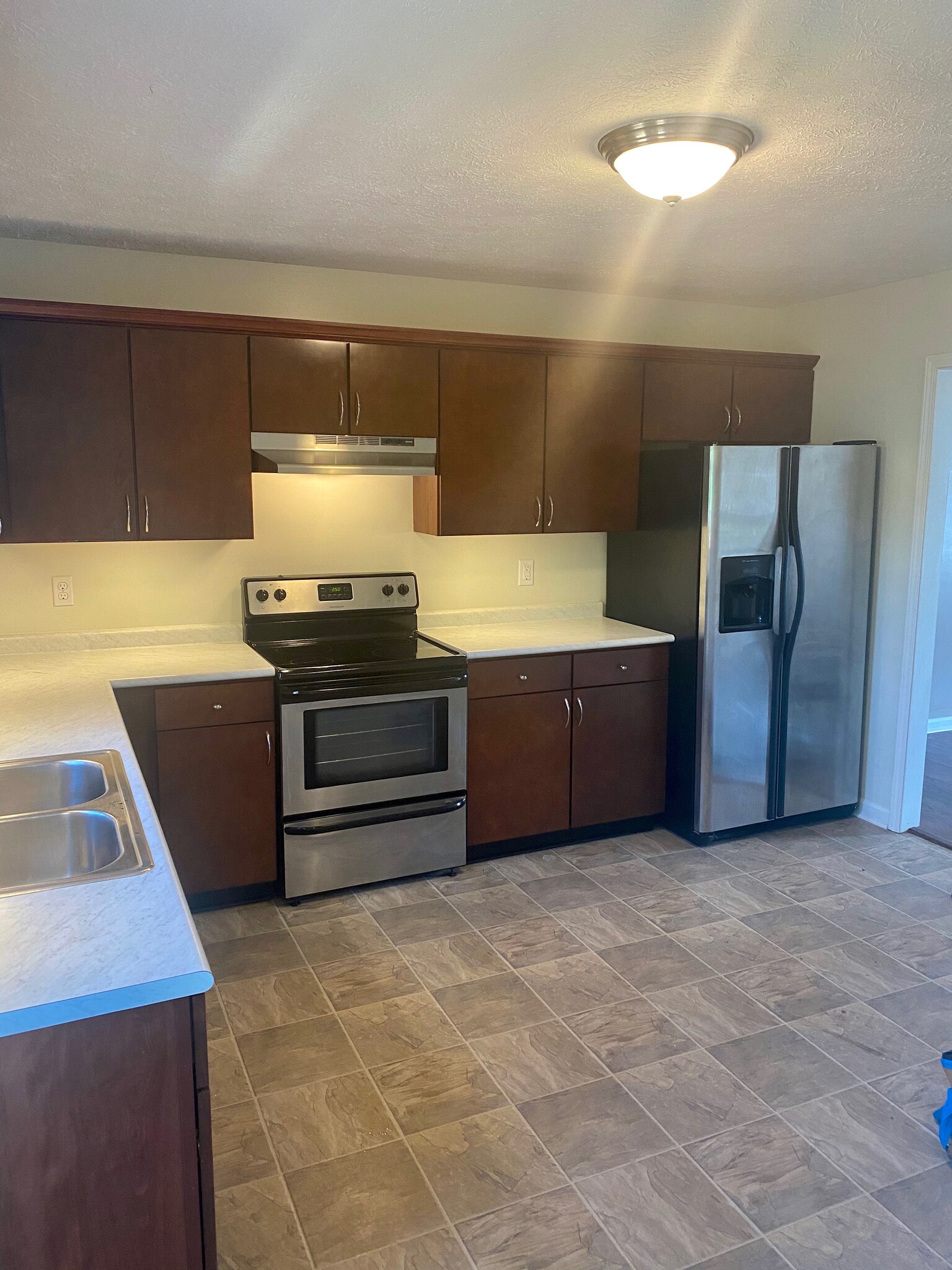 Kitchen with under cabinet and stainless - 568 Cedar Valley Dr