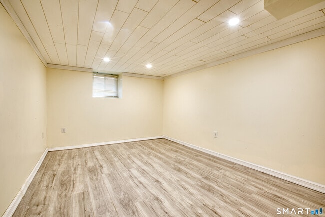 Building Photo - 24 Hollow Wood Ln