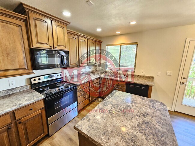 Building Photo - Great 5 Bed 2.5 Bath Home Newly Remodeled