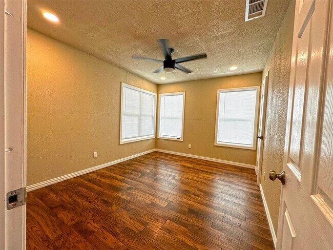 Building Photo - 3144 Gordan