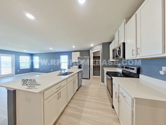 Building Photo - Spacious 5-Bed/3-Bath in Silver Lake Village | Pet Friendly!