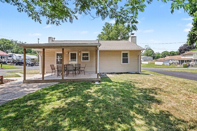 Building Photo - 105 Maple Dr