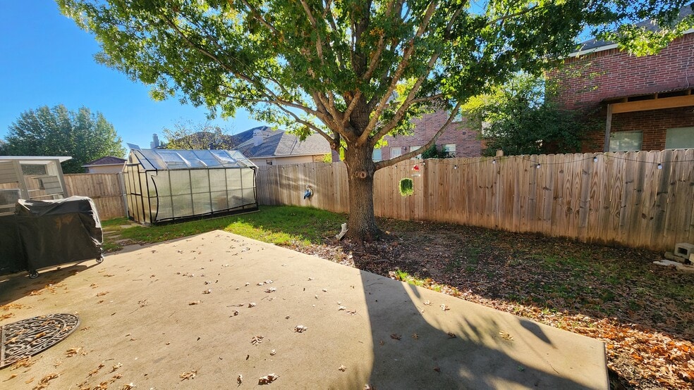 Building Photo - 16125 Hollyhill Ct