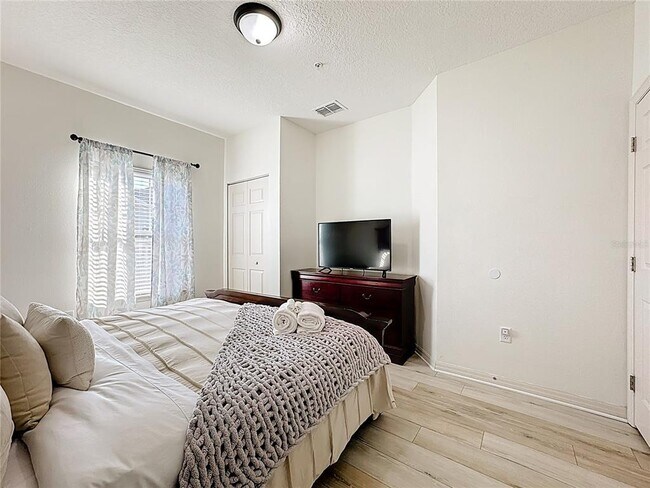 Building Photo - 8986 Shine Dr