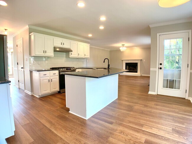 Building Photo - 2553 Emerald Ct