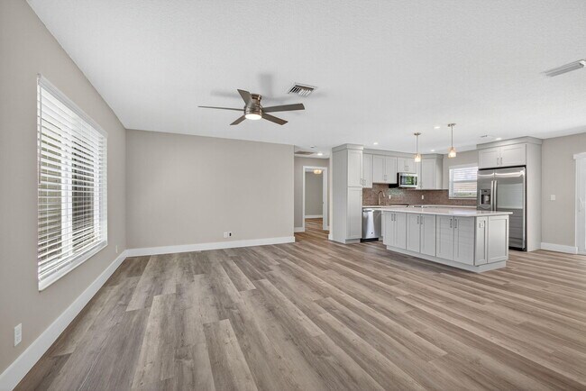 Building Photo - 316 La Mancha Ave