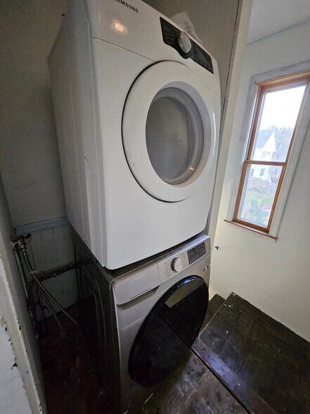 In-unit laundry with backyard access - 22 Sparhawk St