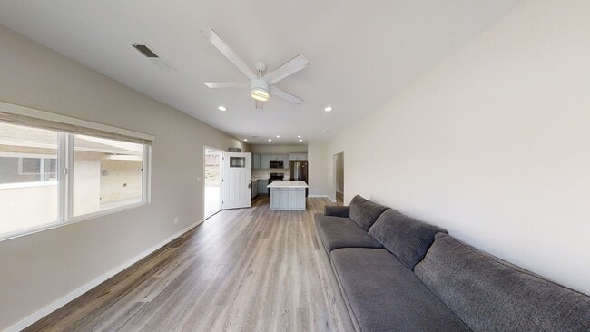 Building Photo - 4BD/2BA, POOL!!