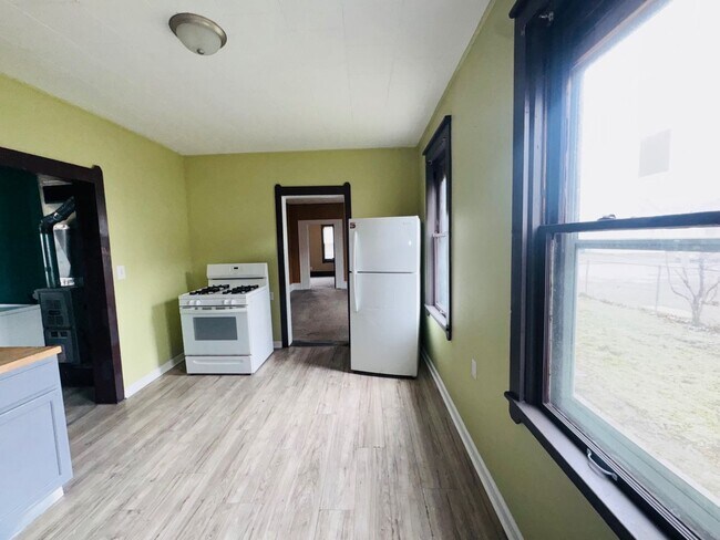 Building Photo - 3621 Sackett Ave