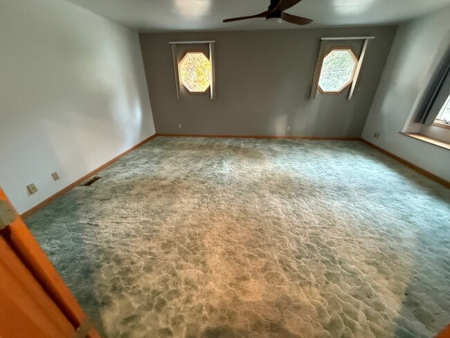 Building Photo - 709 Manor Dr