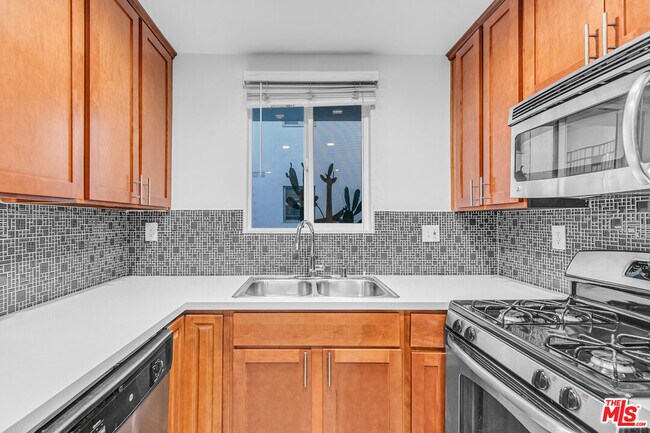 Primary Photo - 1837 N La Brea Ave