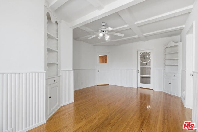 Building Photo - 307 S Doheny Dr