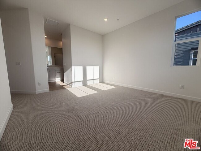 Building Photo - 240 Abacus Ave