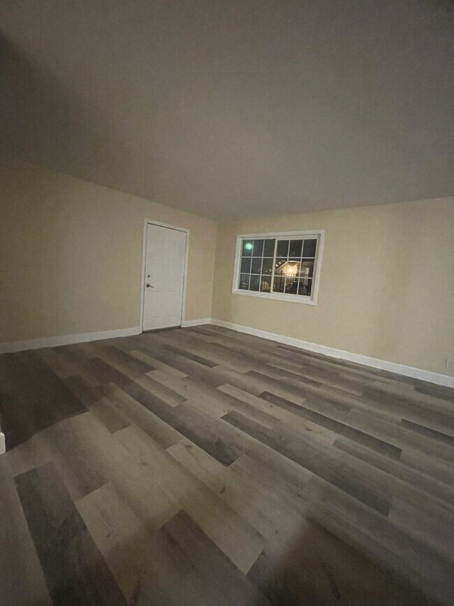 Building Photo - One bedroom, One bath. Downstairs unit. 89101