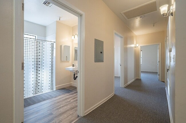 Building Photo - 928 E 6th St