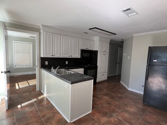 Building Photo - Newly Remodeled Home!