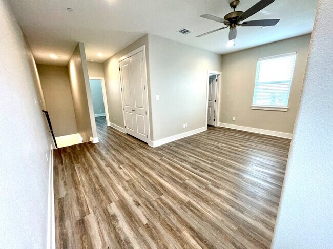 Building Photo - 710 Vassar Ct