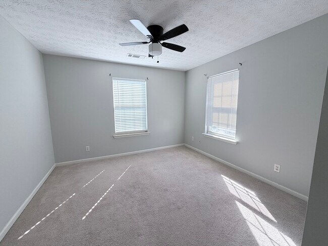 Building Photo - House 4 Beds 3 Baths