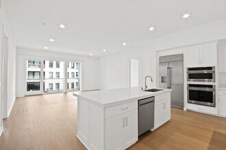 Building Photo - Luxury Living