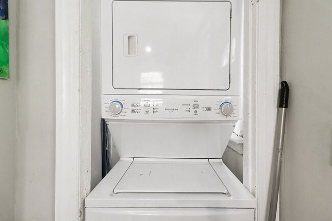 Building Photo - Charming 2BR + Office Home with Fenced Yards & Spacious Living – Available June 2026