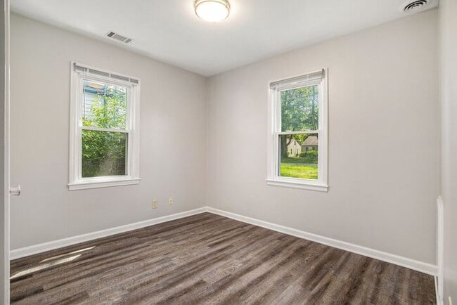 Building Photo - Charming 3-Bed/1-Bath Ranch Style with Garage