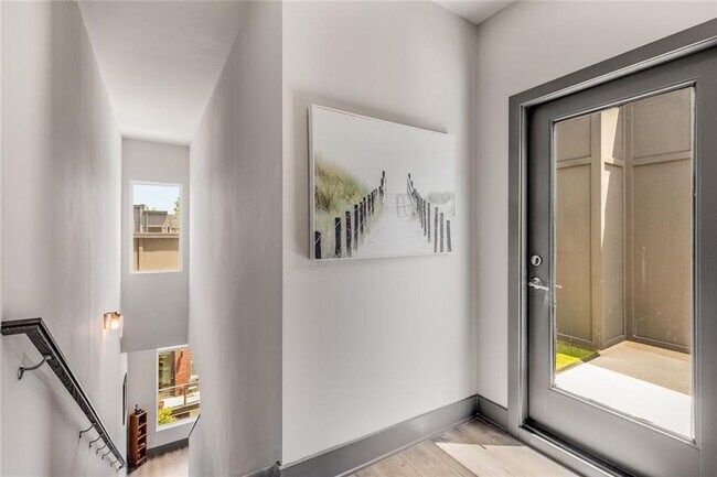 Building Photo - 1300 Chelsea Cir NW