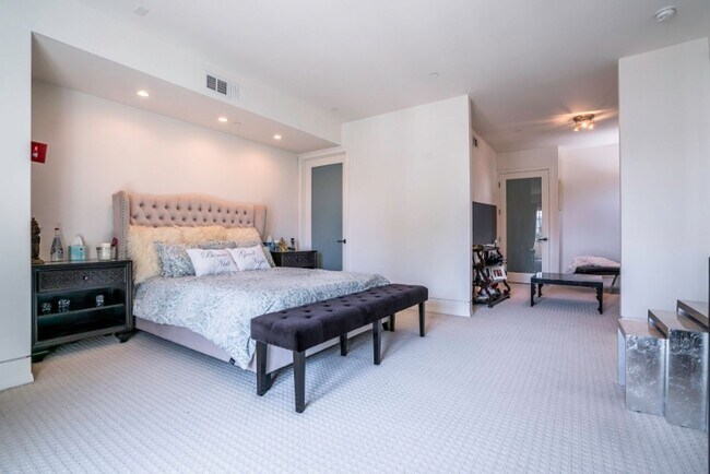 Building Photo - Stunning Multi-Level Penthouse 2 bed - 2.5 bath in Fabulous Beverly Hills Location